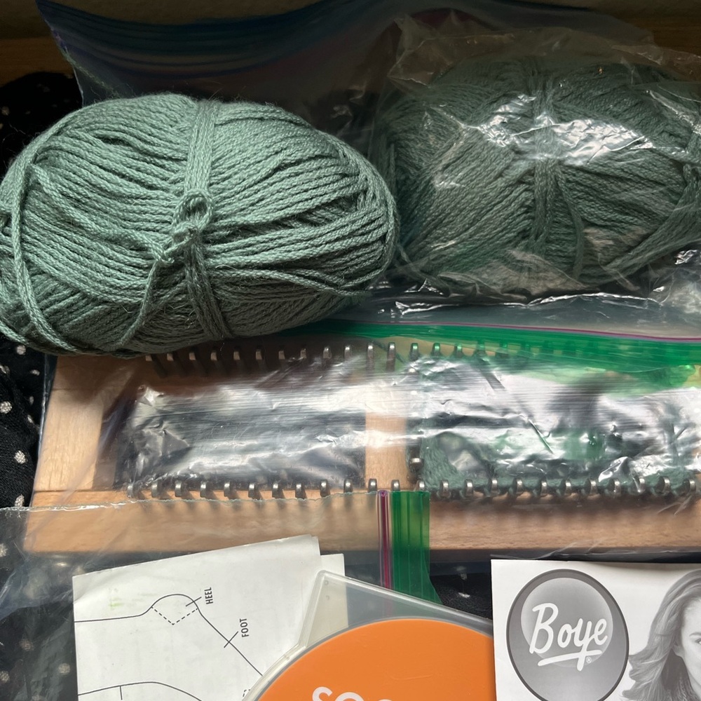 Green Yarn with Soc/scarf/hat Knitting Loom Set